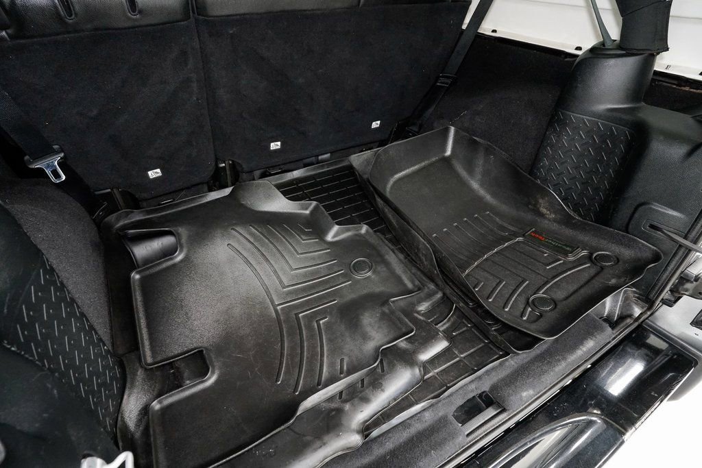 Used 2018 Jeep Wrangler Unlimited Sahara w/ Connectivity Group image 30