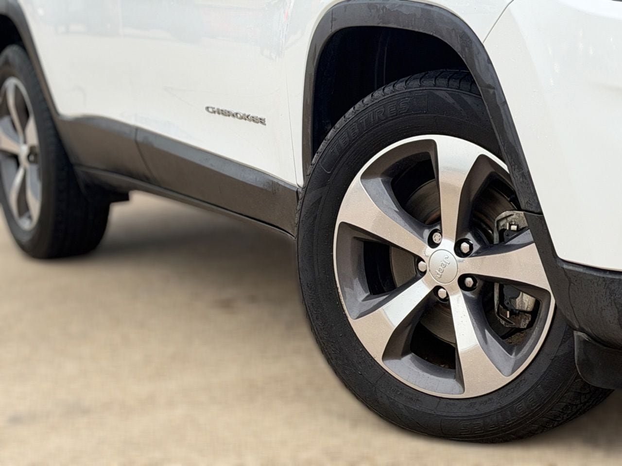 Used 2019 Jeep Cherokee Limited AWD/4WD image 9