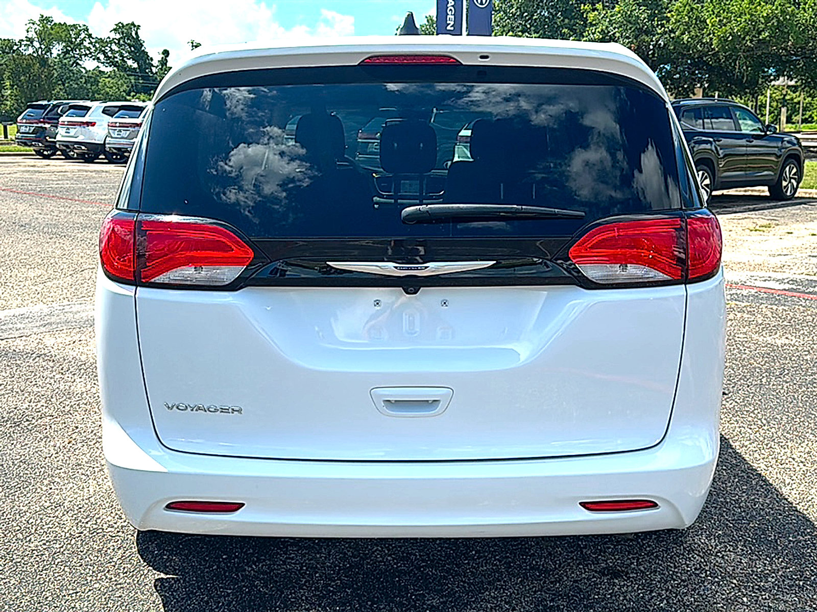 Used 2023 Chrysler Voyager LX FWD image 7