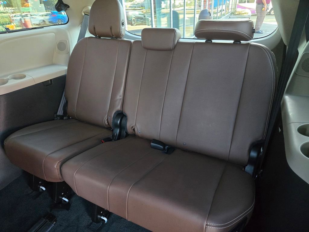 Used 2017 Toyota Sienna Limited image 14