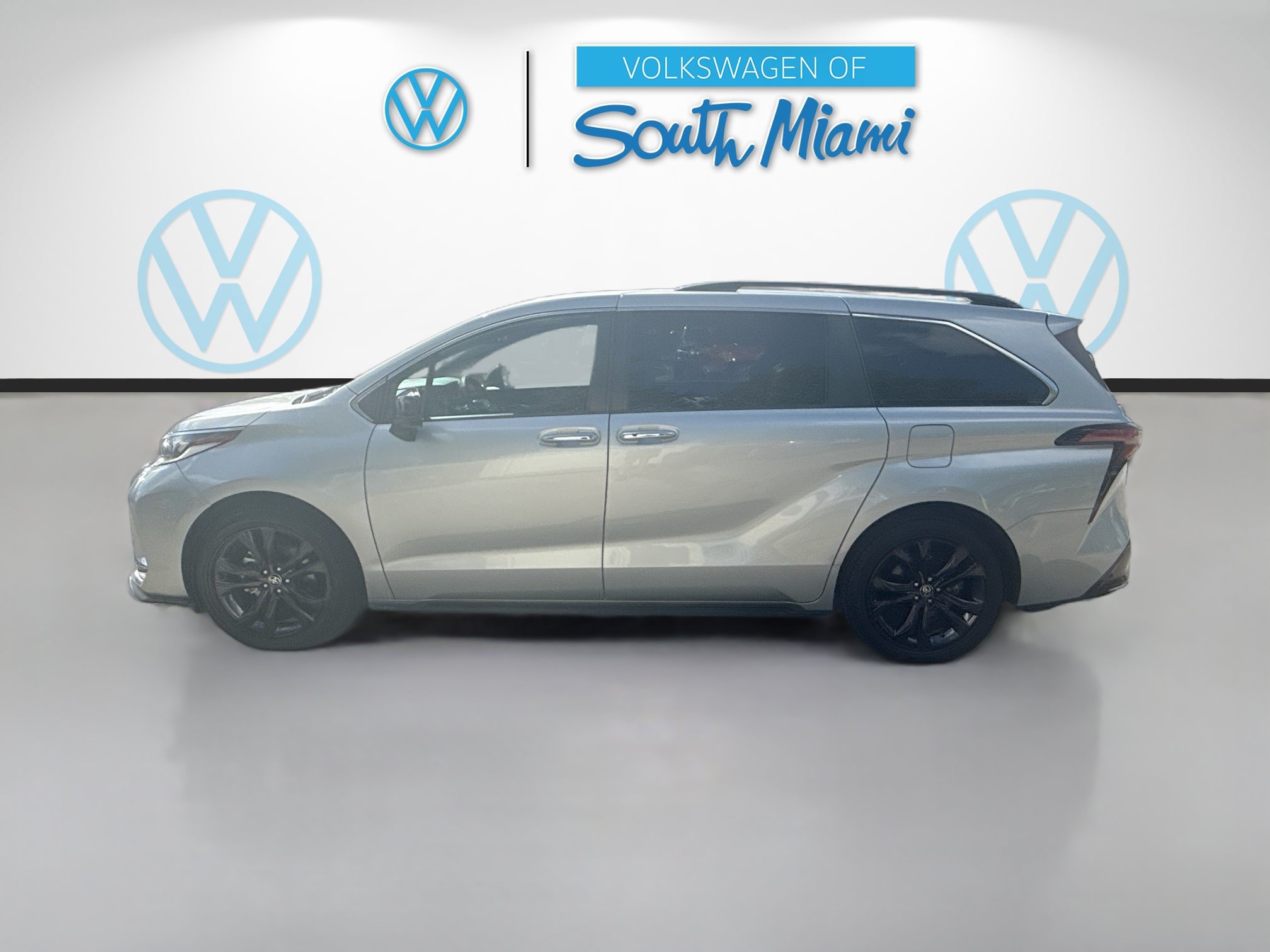Used 2022 Toyota Sienna XSE FWD image 4