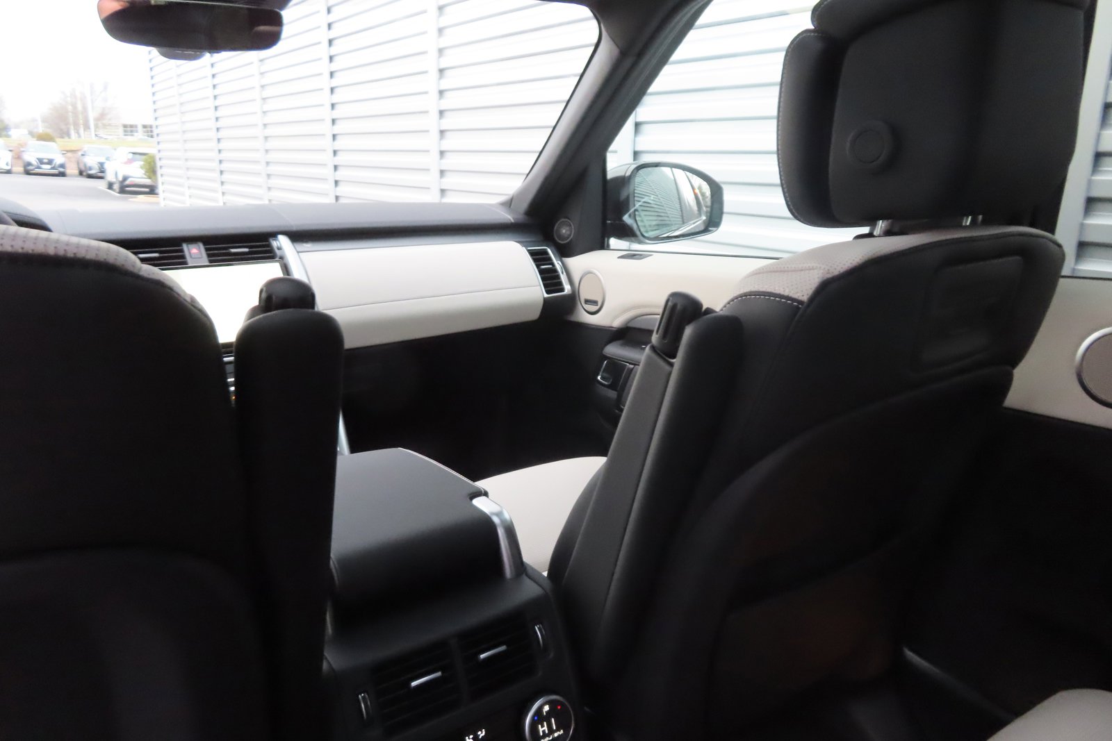 New 2024 Land Rover Discovery Dynamic SE image 7