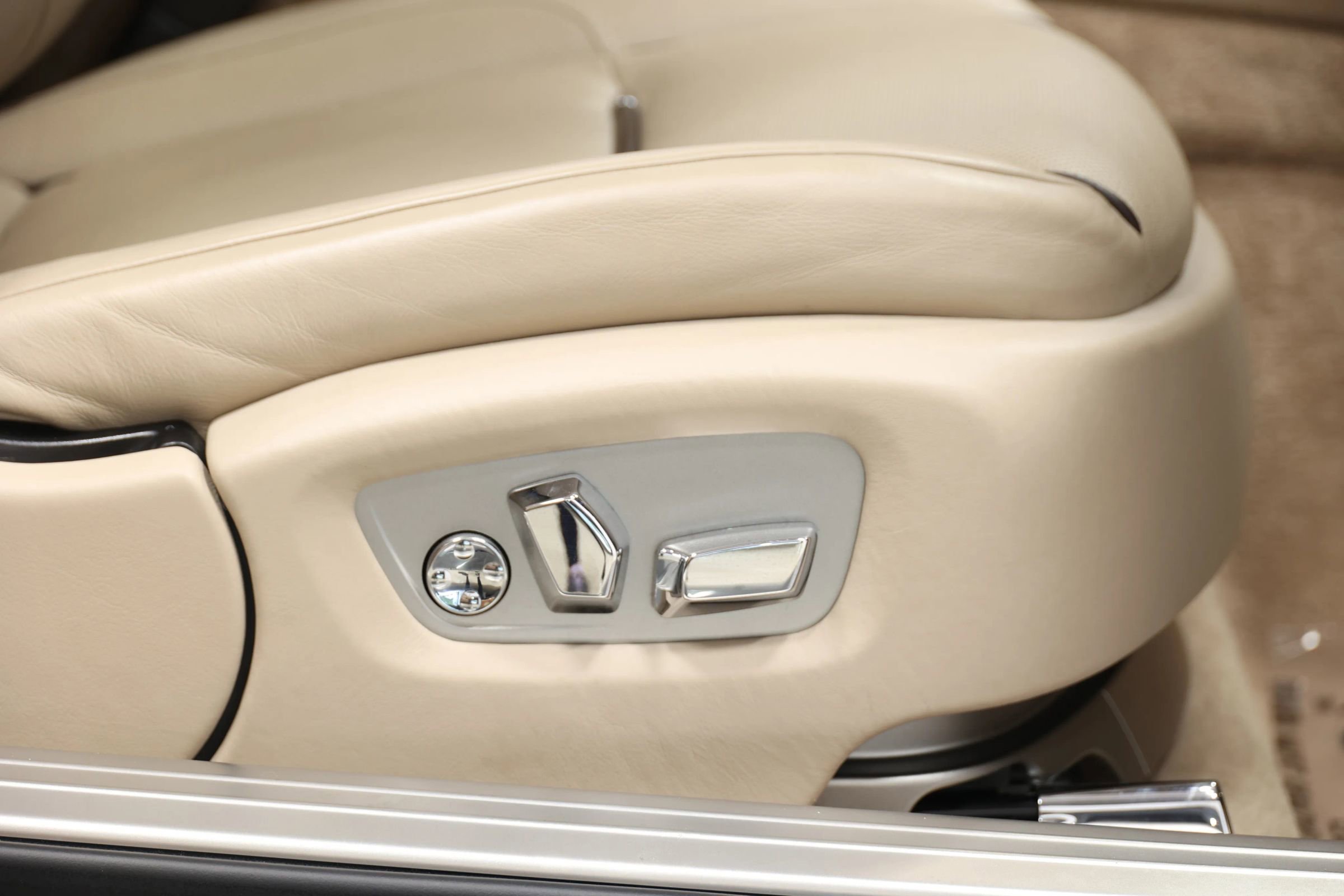 Used 2014 Rolls-Royce Wraith image 98