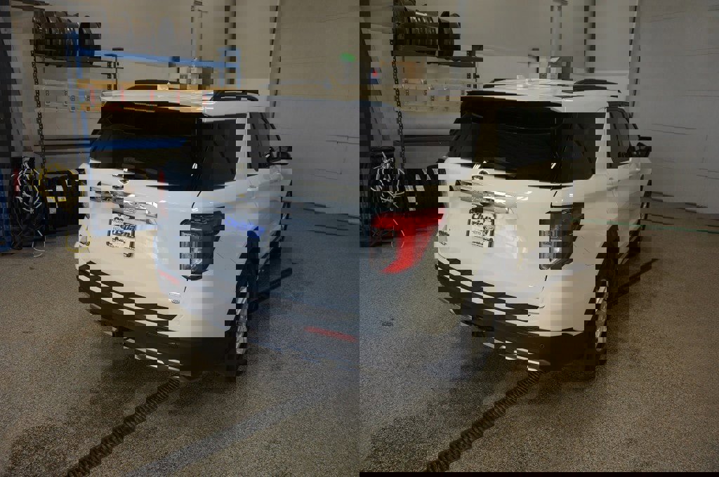 Used 2020 Ford Explorer XLT w/ Equipment Group 202A AWD/4WD image 5