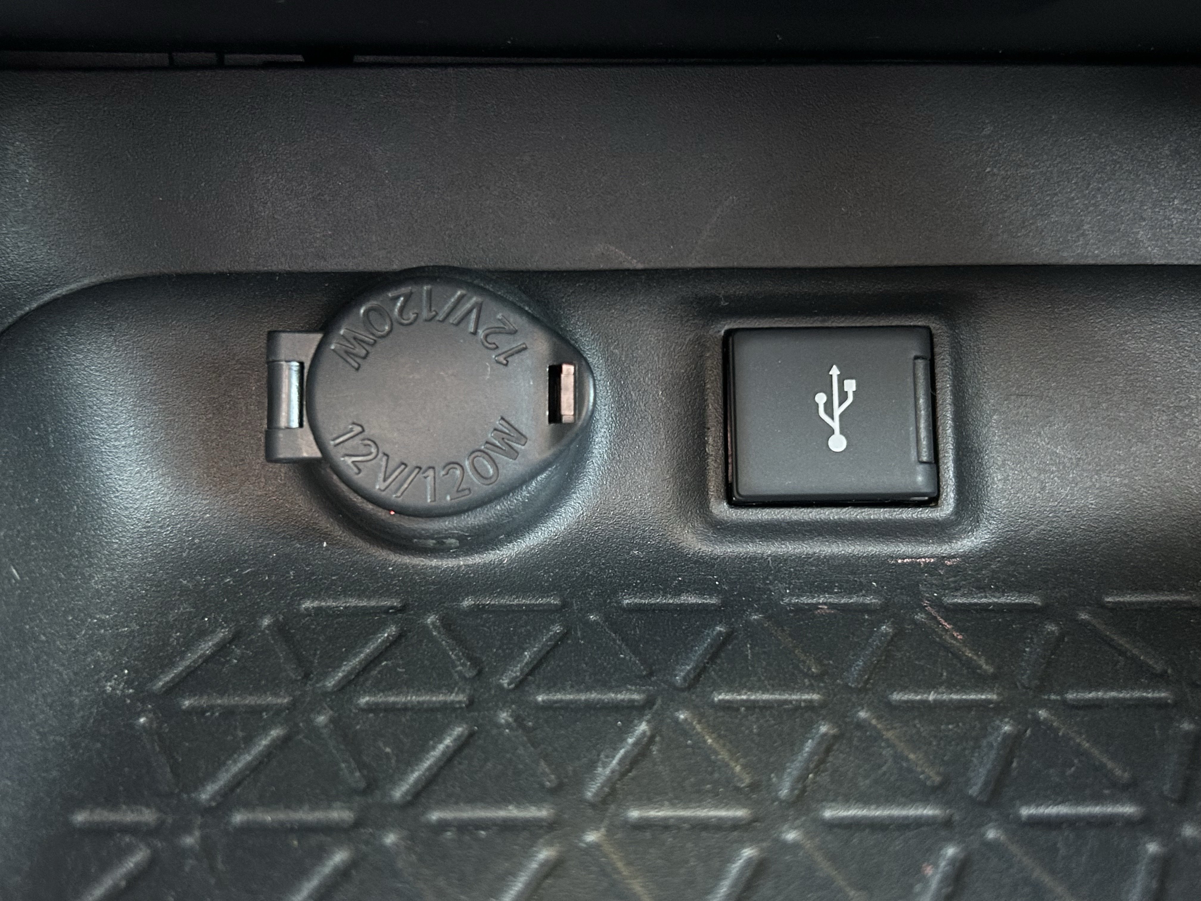 Used 2020 Toyota RAV4 XLE FWD image 30