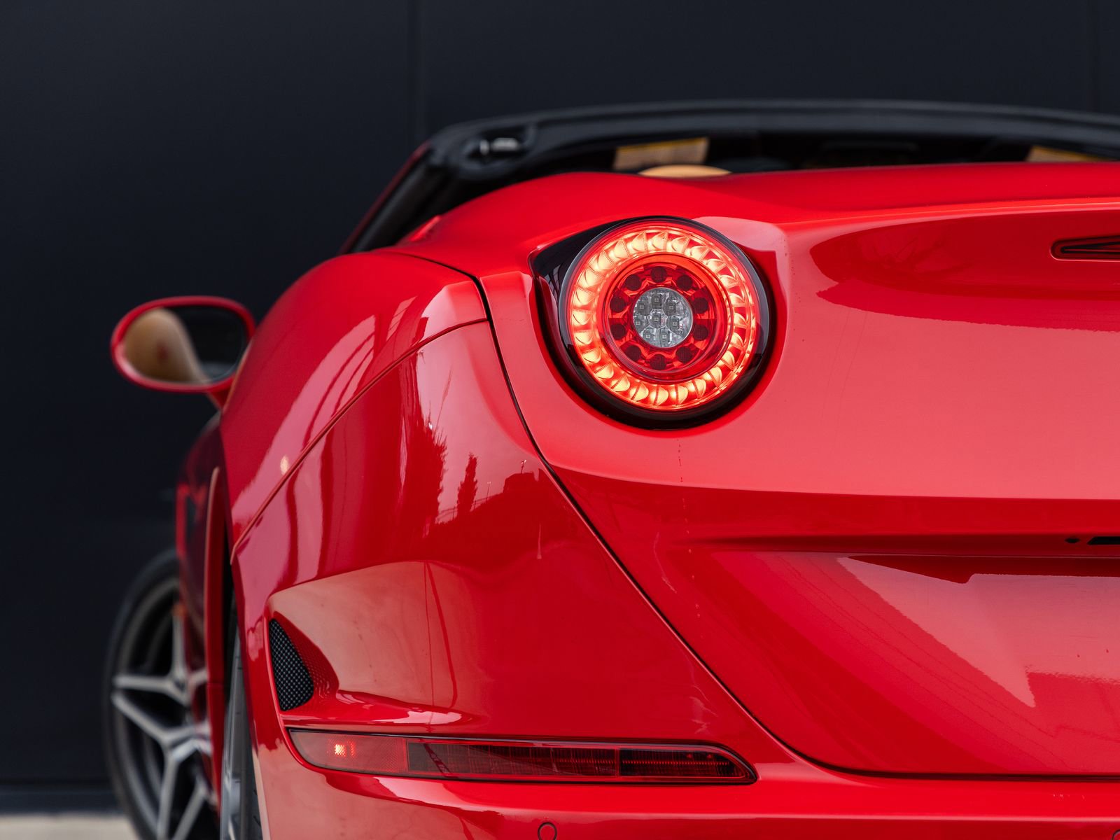Used 2016 Ferrari California T RWD image 15