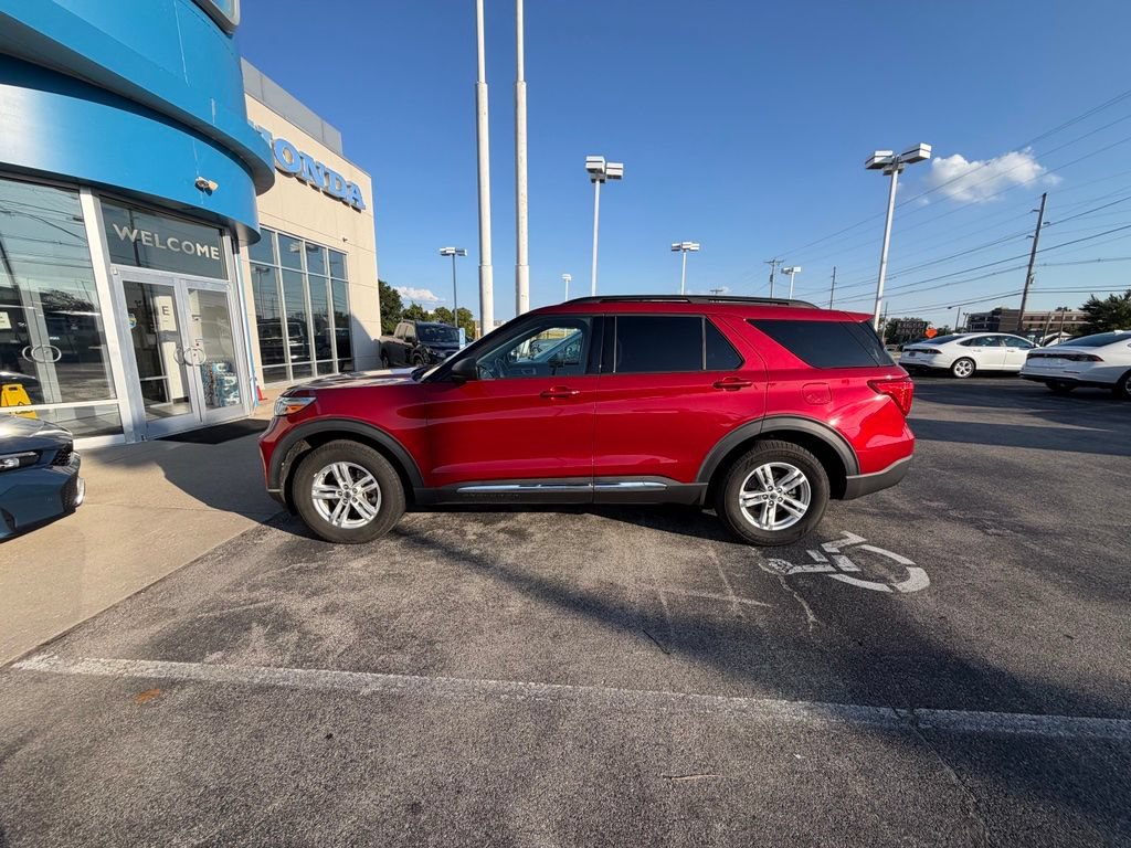 Used 2020 Ford Explorer XLT w/ Comfort Package AWD/4WD image 2