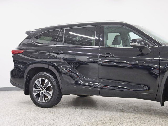 Used 2020 Toyota Highlander XLE AWD/4WD image 3