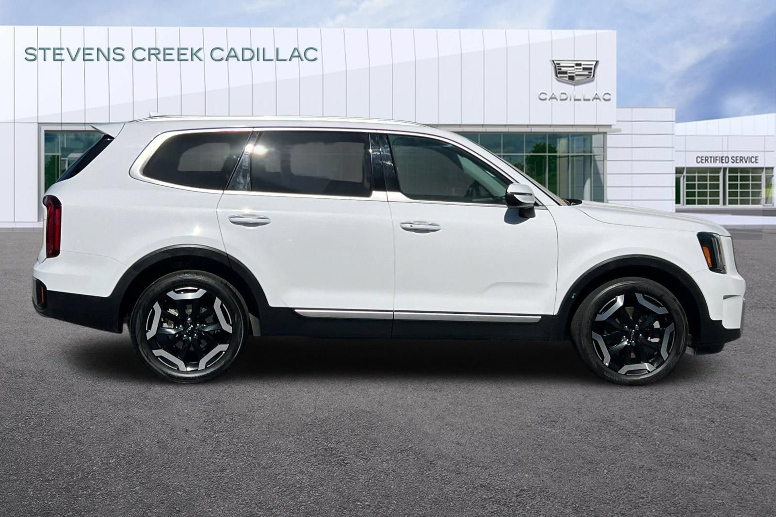 Used 2024 Kia Telluride S FWD image 2