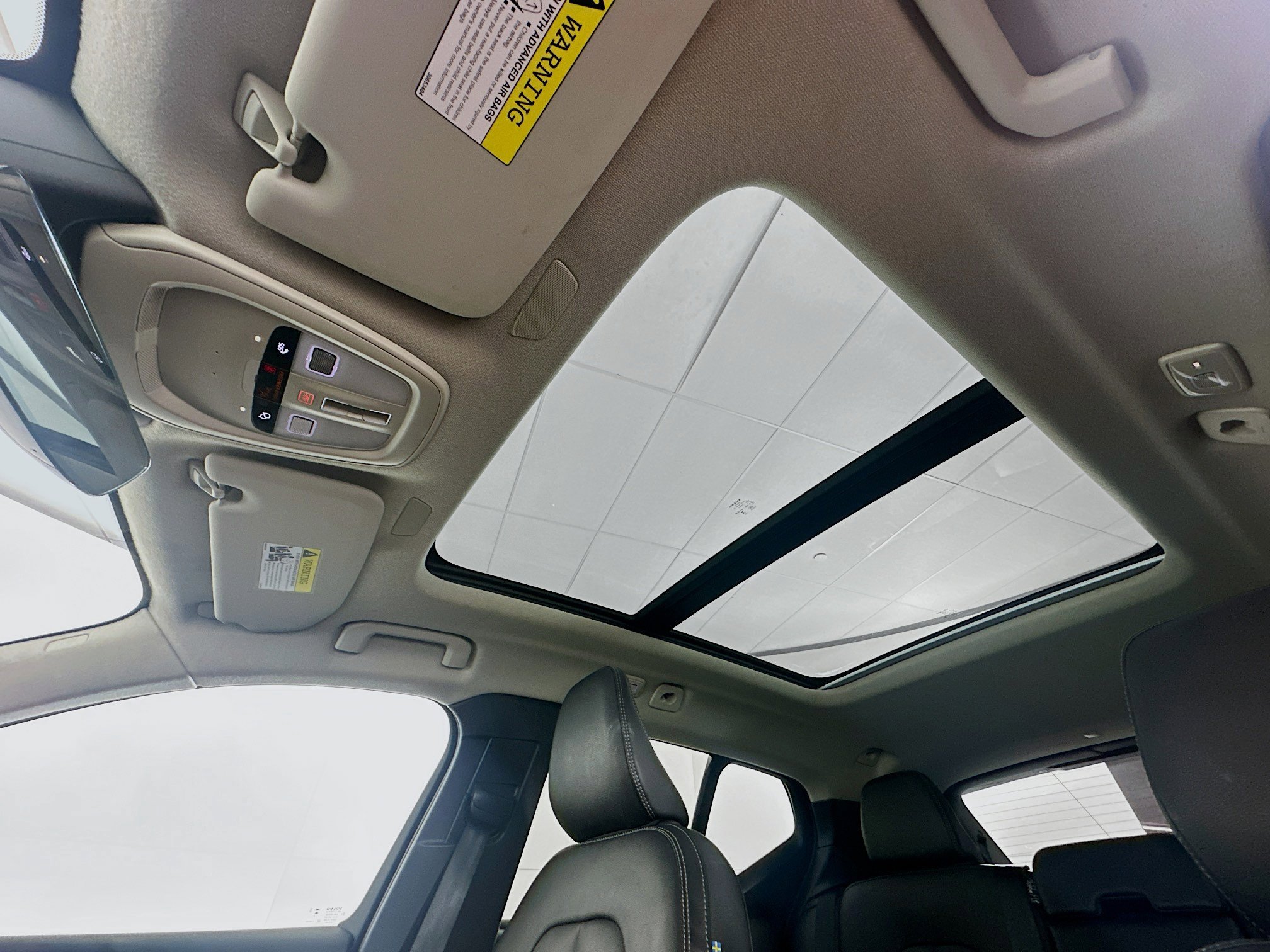 Used 2024 Volvo XC40 B5 Core image 24