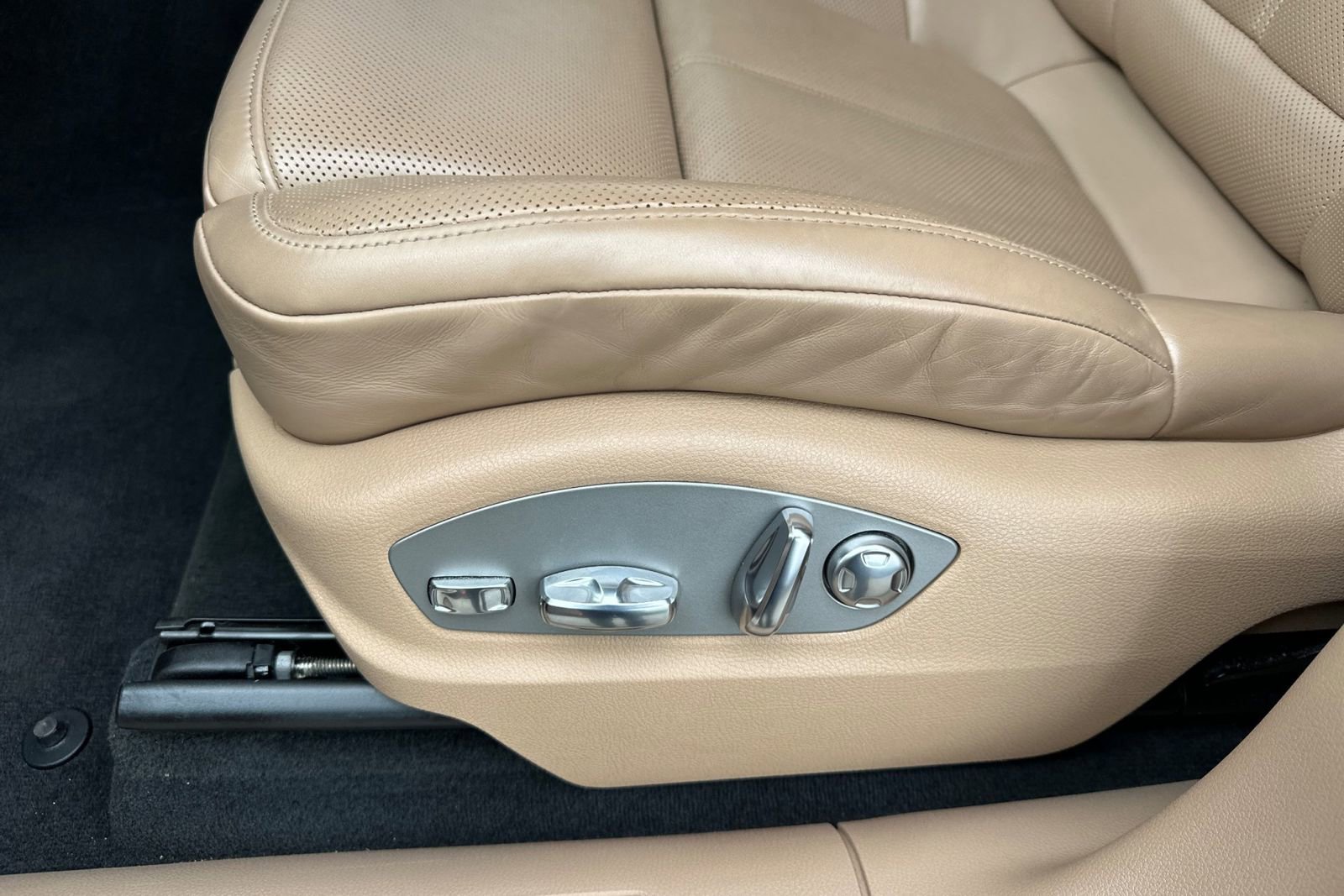 Certified 2023 Porsche Macan Turbo image 14