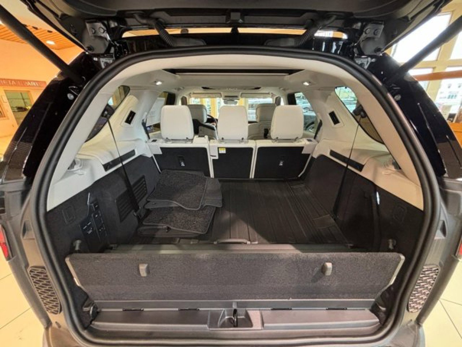 Certified 2024 Land Rover Discovery S image 16