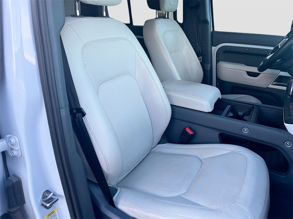 Used 2023 Land Rover Defender 130 SE image 31
