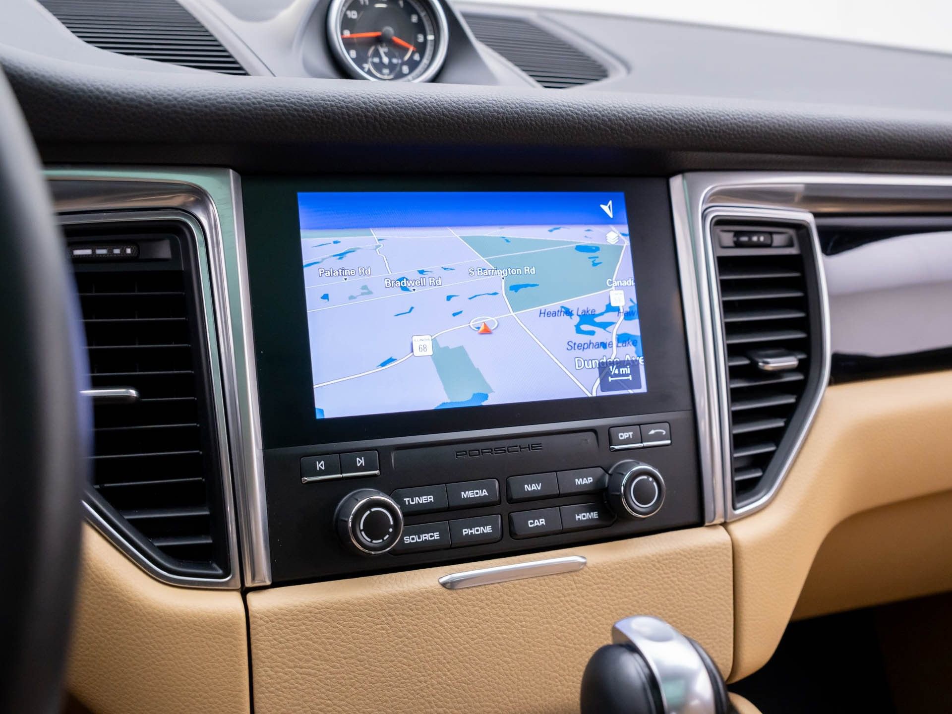 Used 2018 Porsche Macan image 26