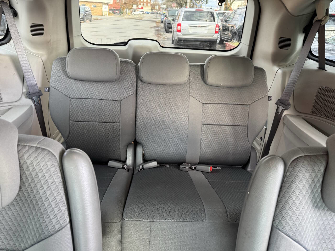 Used 2009 Chrysler Town & Country LX image 9