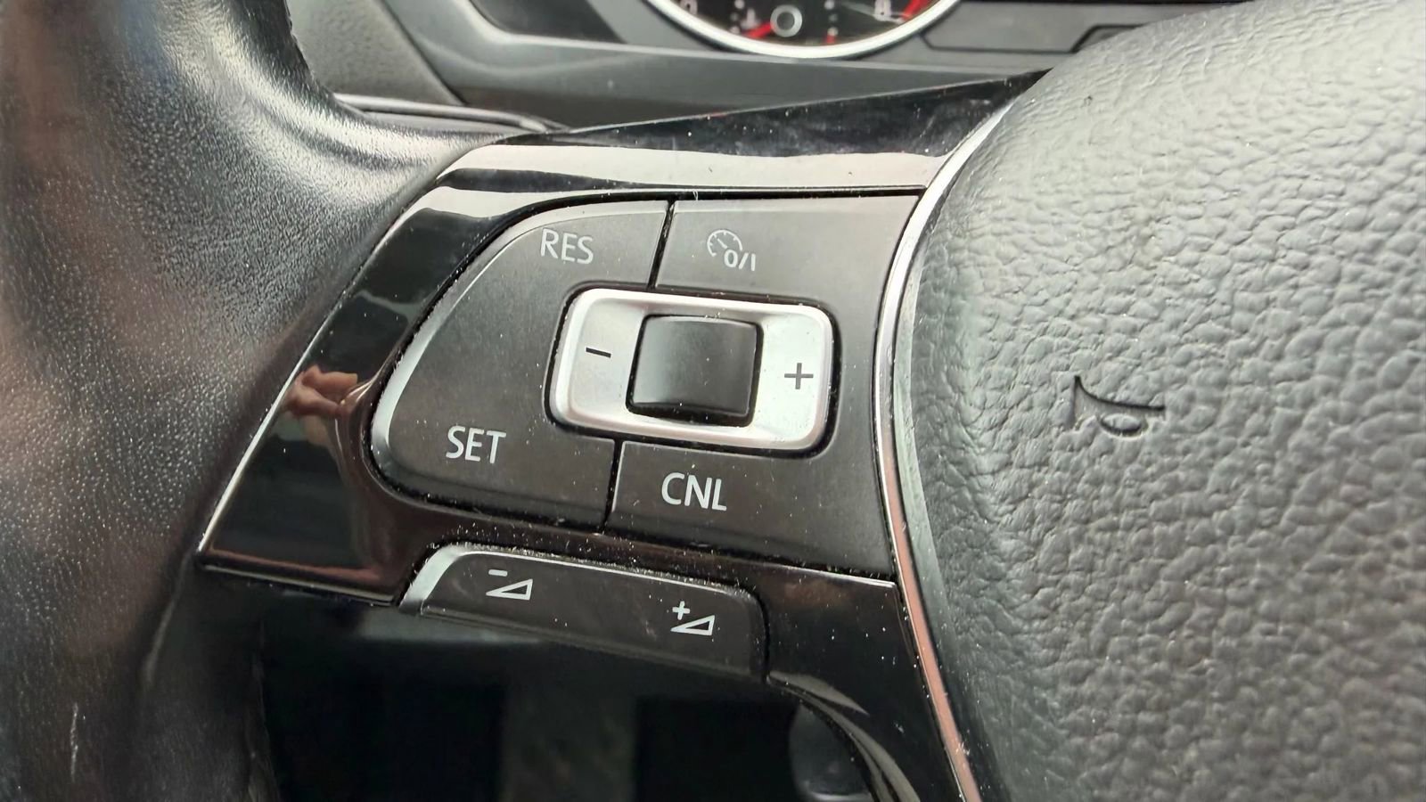 Used 2018 Volkswagen Tiguan SE w/ Panoramic Sunroof Package image 31