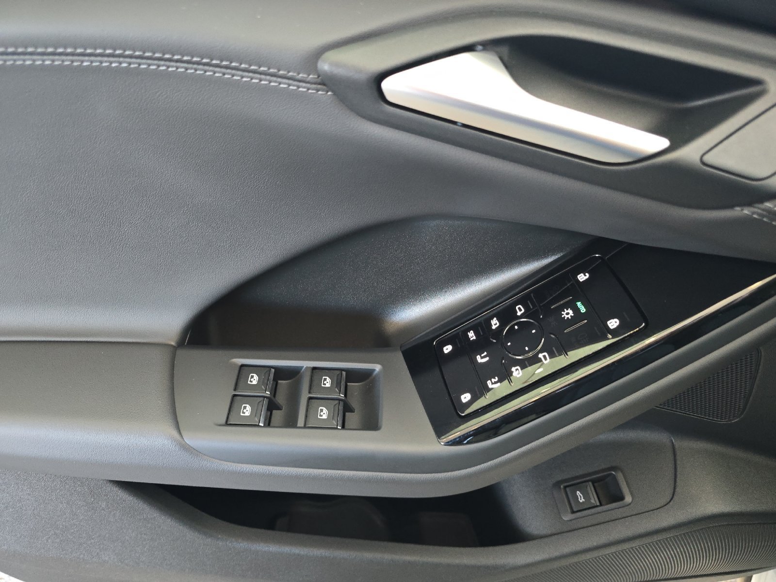 Used 2025 Audi Q6 e-tron Premium RWD image 10