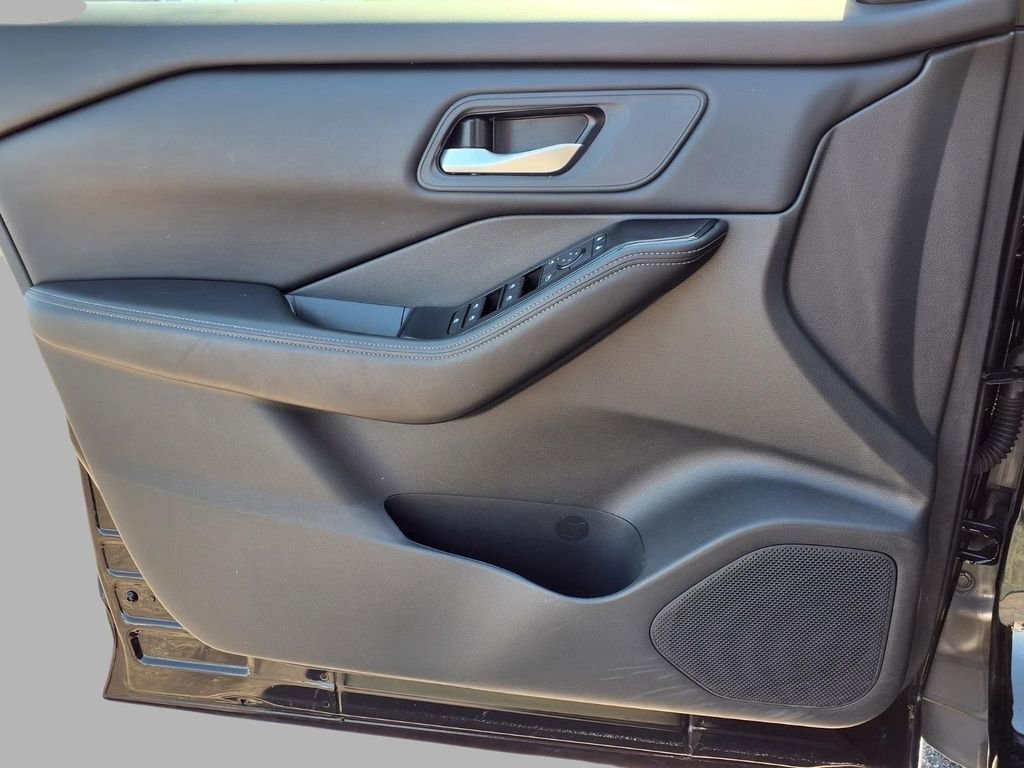 Used 2025 Nissan Rogue SV FWD image 19