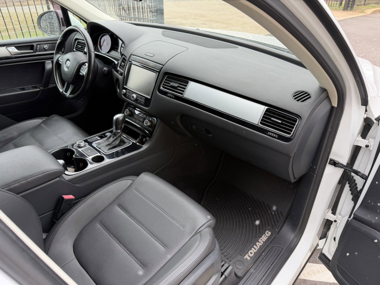 Used 2016 Volkswagen Touareg Lux image 16