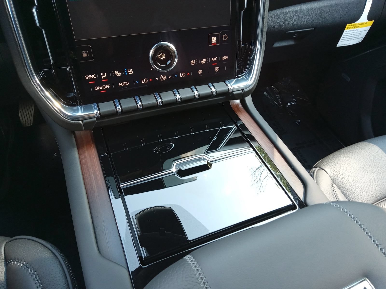 Used 2026 GMC Yukon Denali w/ Advanced Technology Package AWD/4WD image 18