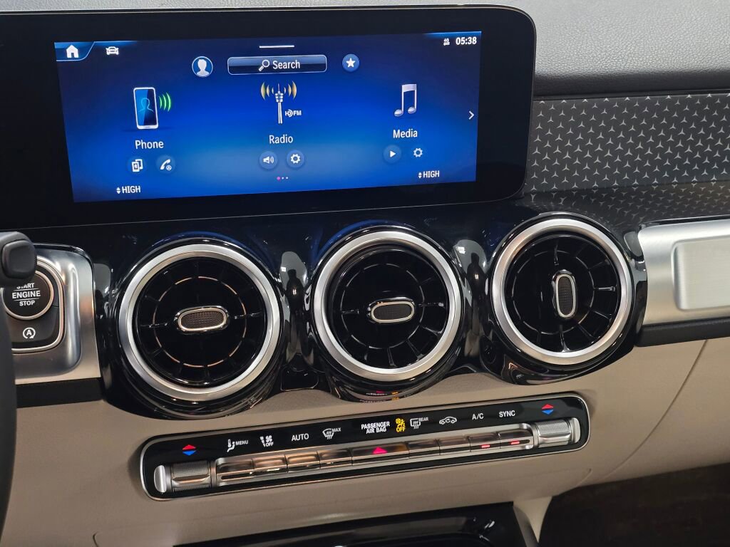 Used 2025 Mercedes-Benz GLB 250 4MATIC image 15