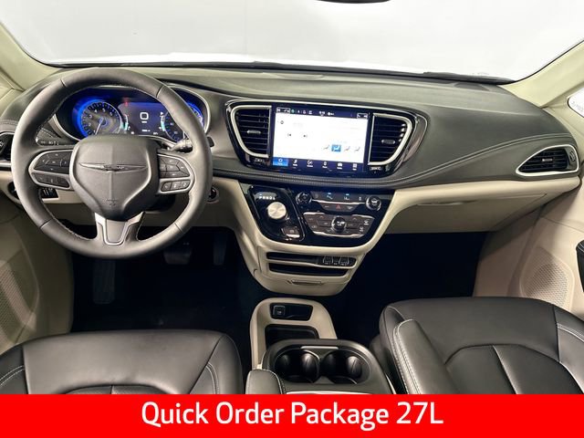 Used 2023 Chrysler Pacifica Touring-L image 3