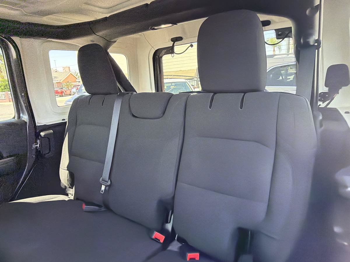 Used 2019 Jeep Wrangler Unlimited Sahara AWD/4WD image 13