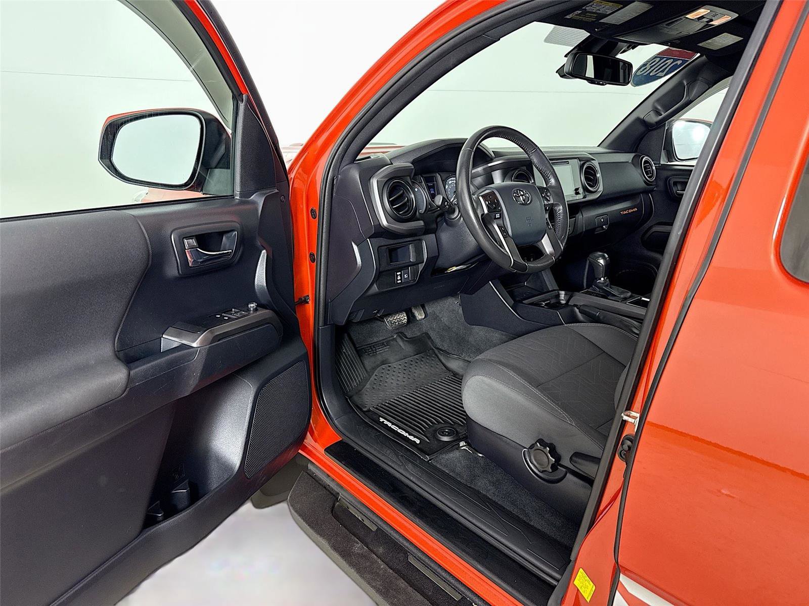 Used 2018 Toyota Tacoma TRD Sport image 3
