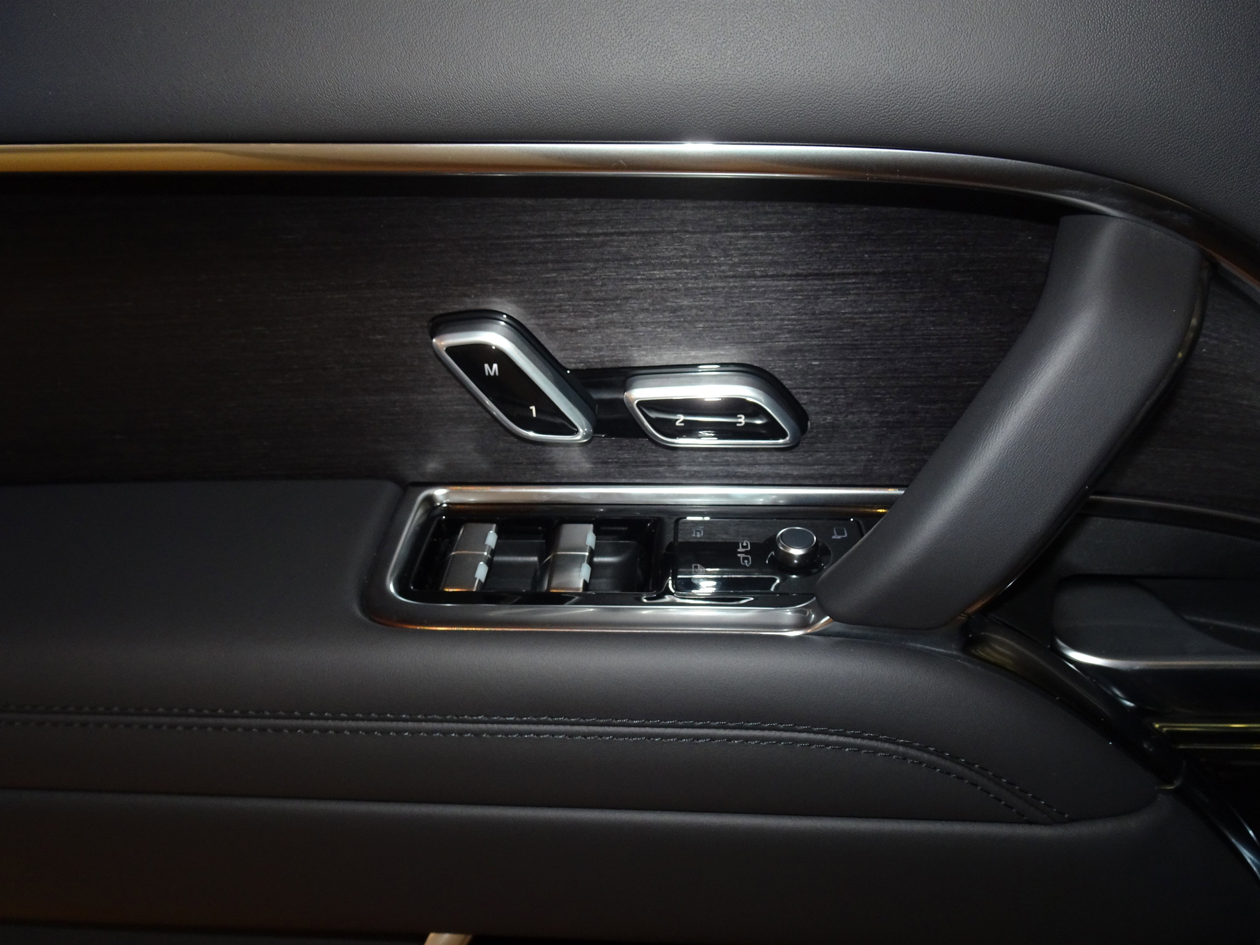 New 2025 Land Rover Range Rover Long Wheelbase SE image 25