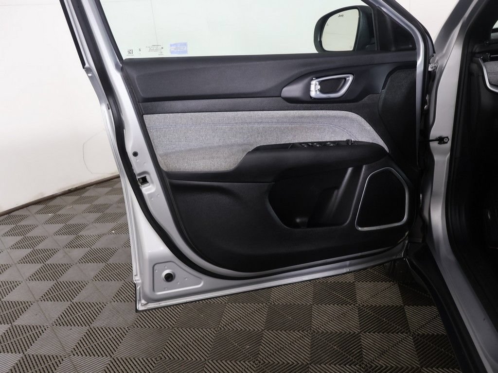 Used 2025 Jeep Compass Sport AWD/4WD image 19