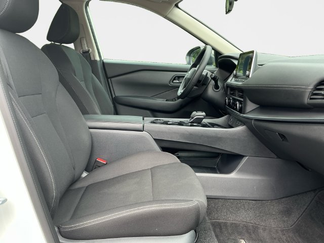 Used 2025 Nissan Rogue S AWD/4WD image 17