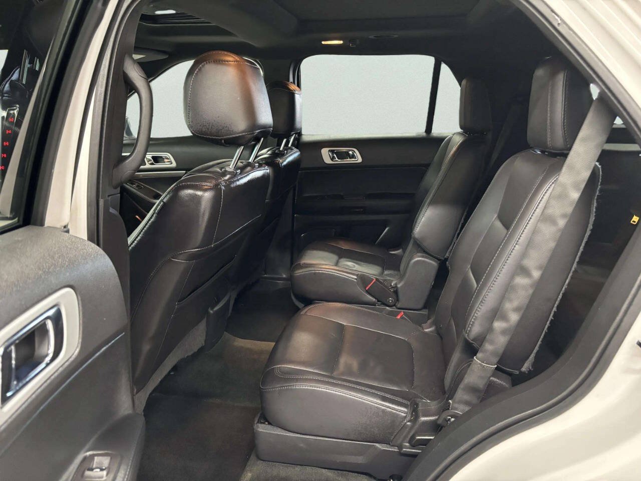Used 2015 Ford Explorer XLT w/ Equipment Group 202B AWD/4WD image 21