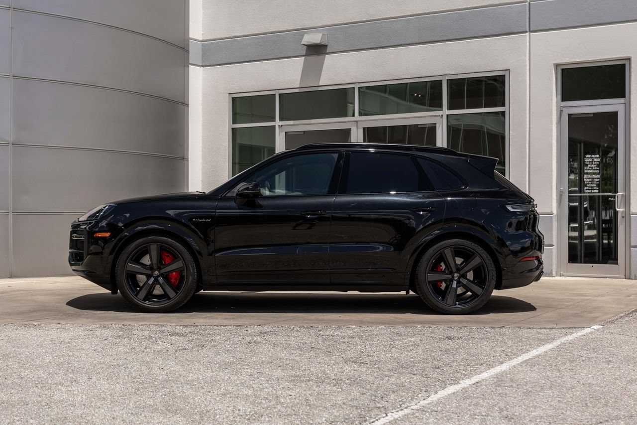 Used 2025 Porsche Cayenne Turbo AWD/4WD image 17