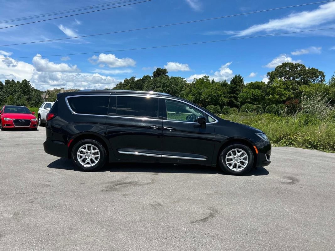 Used 2020 Chrysler Pacifica Touring-L image 2