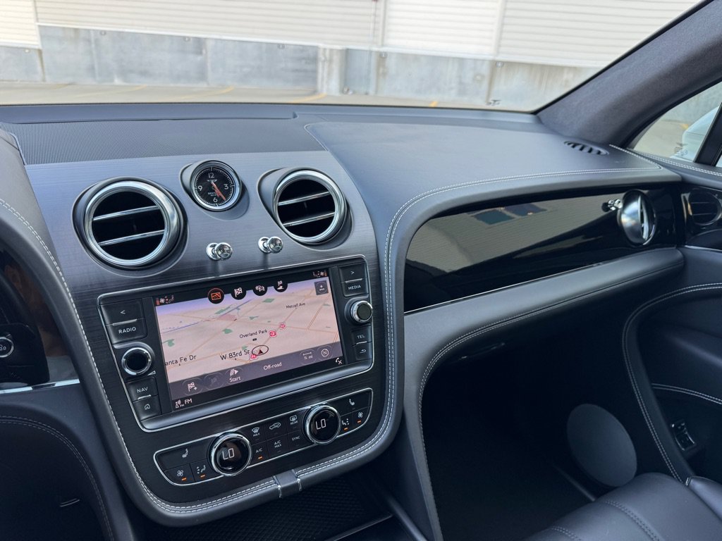 Used 2019 Bentley Bentayga AWD/4WD image 16