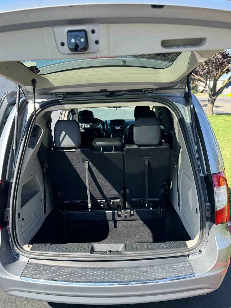 Used 2013 Chrysler Town & Country Touring image 12