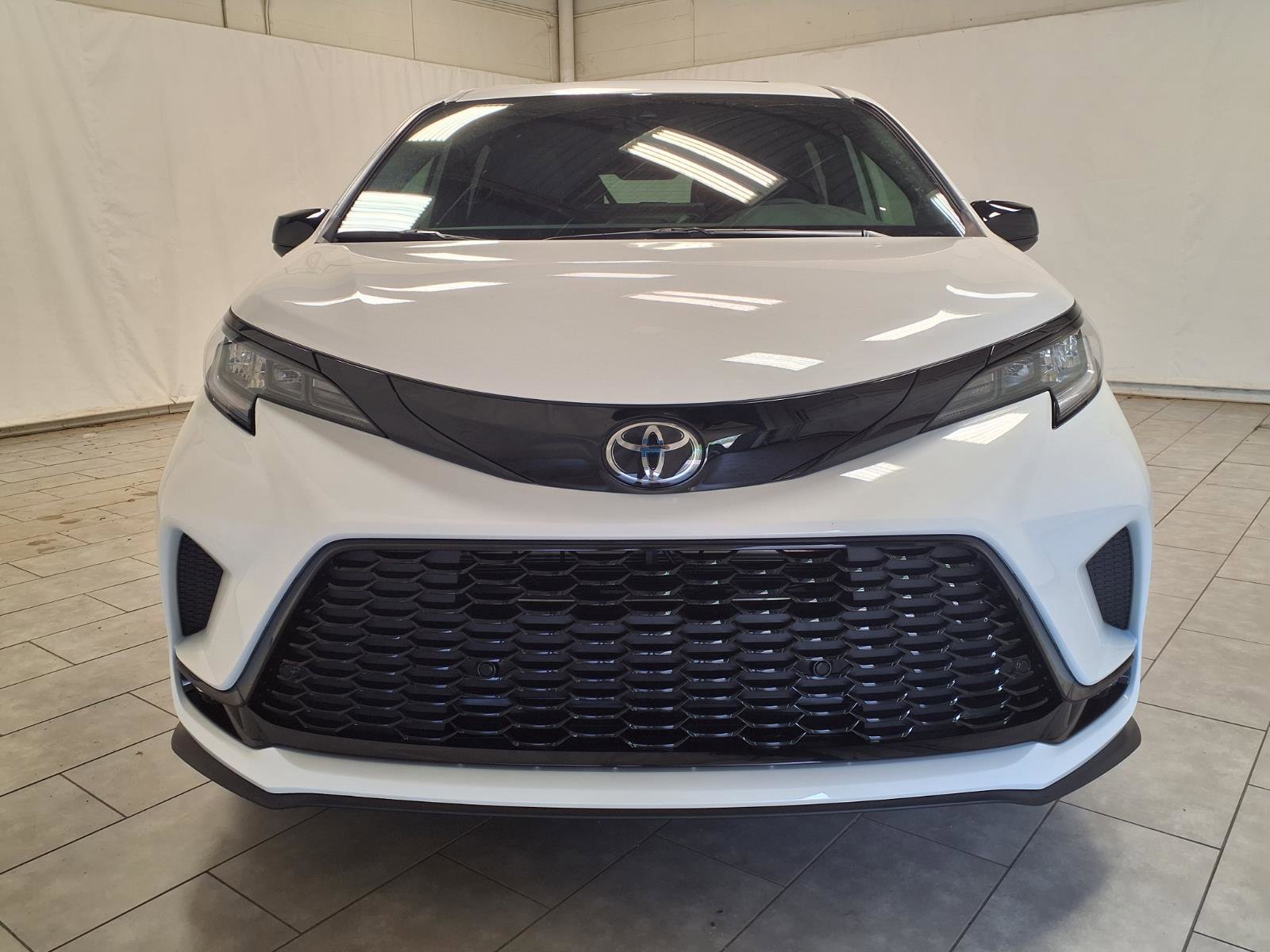 New 2026 Toyota Sienna XSE image 2