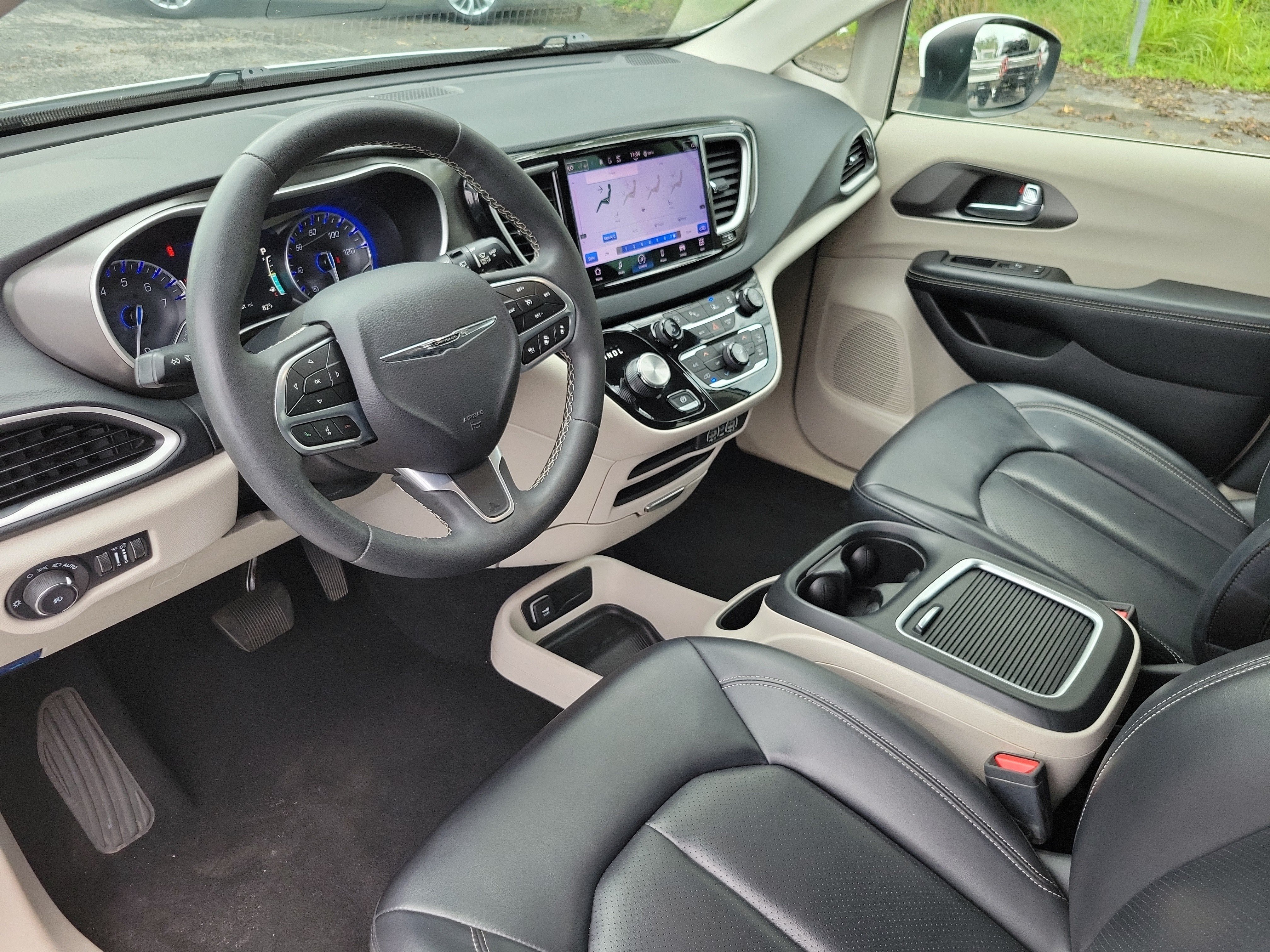 Used 2023 Chrysler Pacifica Touring-L FWD image 12