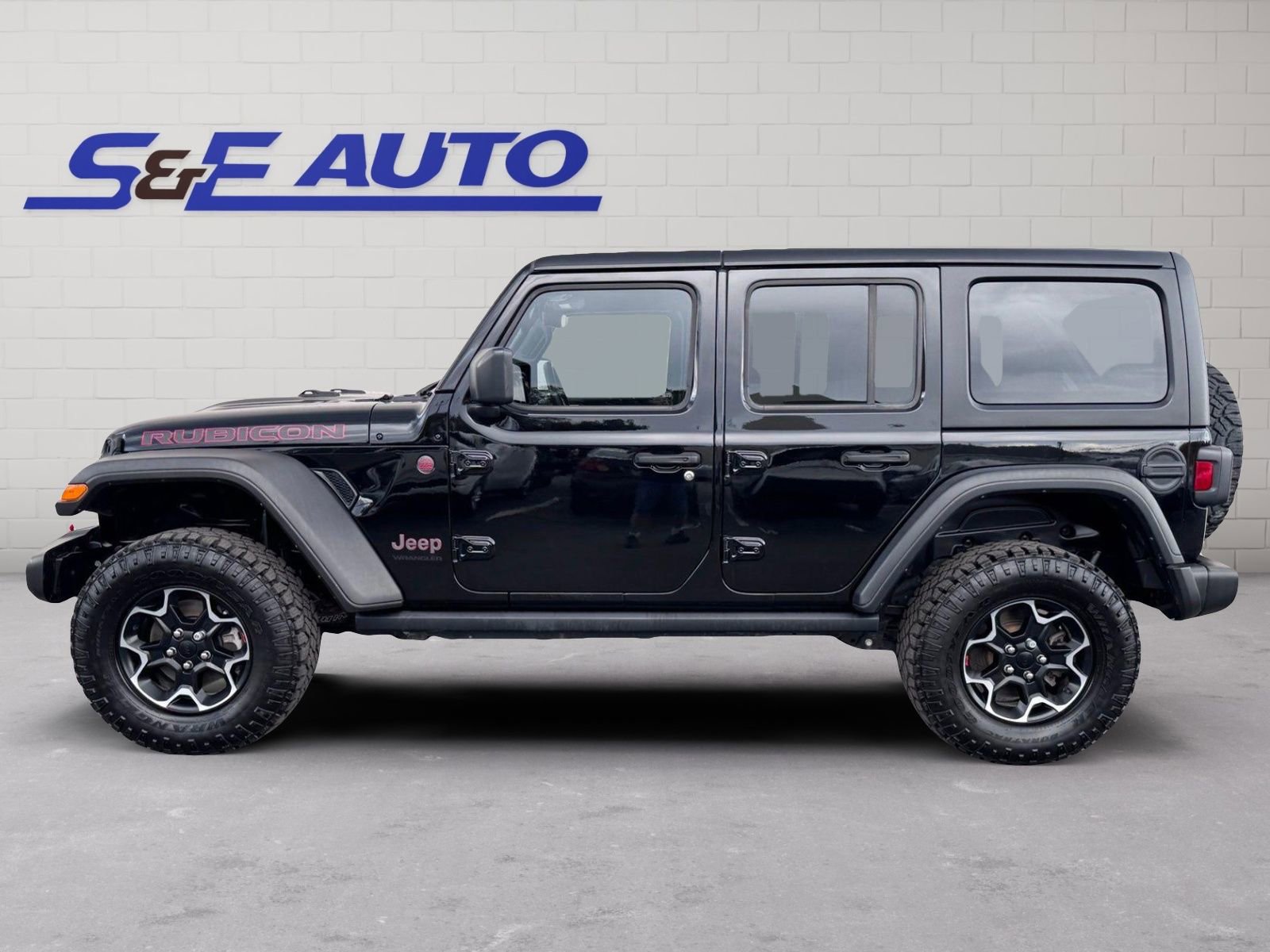 Used 2023 Jeep Wrangler Unlimited Rubicon w/ Dual Top Group AWD/4WD image 2