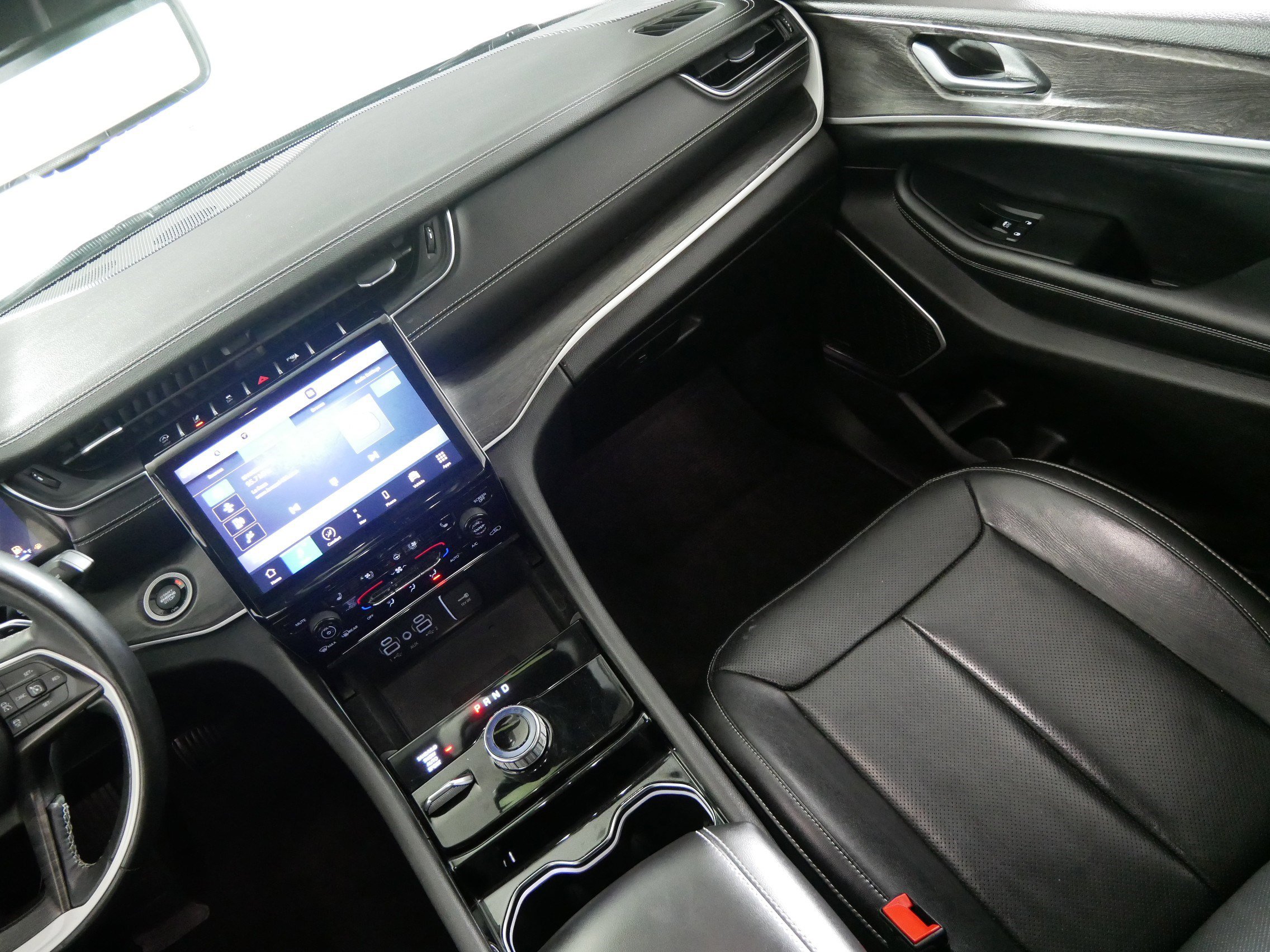 Used 2022 Jeep Grand Cherokee L Limited w/ Luxury Tech Group II image 11