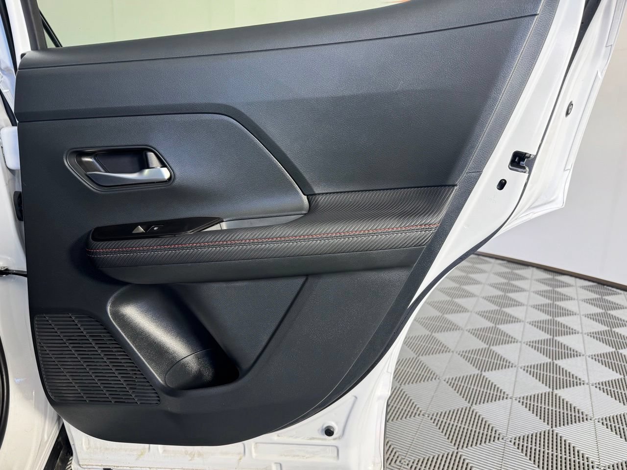Used 2025 Nissan Kicks SR FWD image 28