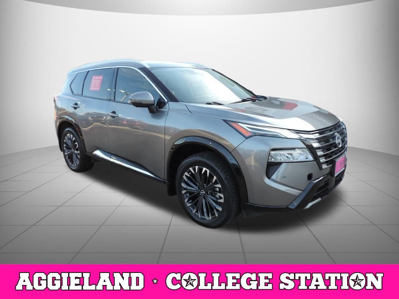 Used 2024 Nissan Rogue Platinum w/ Platinum Premium Package FWD image 3
