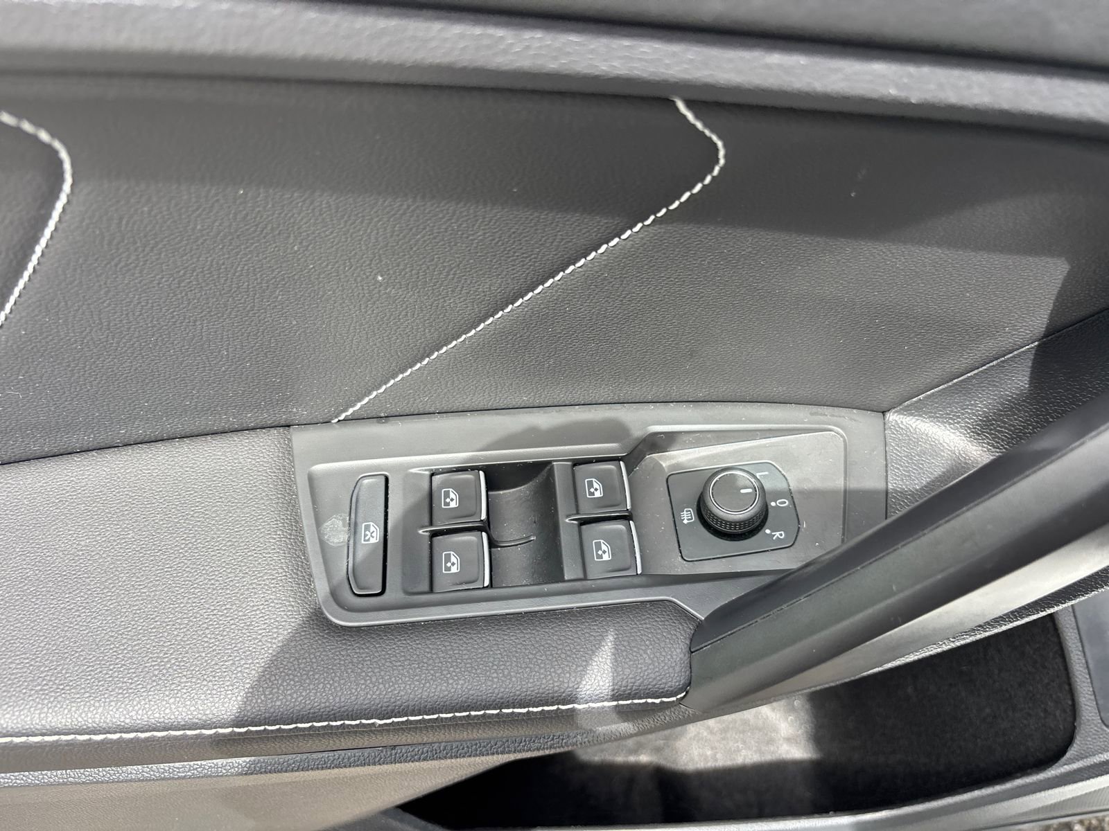 Used 2024 Volkswagen Tiguan SE w/ Panoramic Sunroof Package AWD/4WD image 12