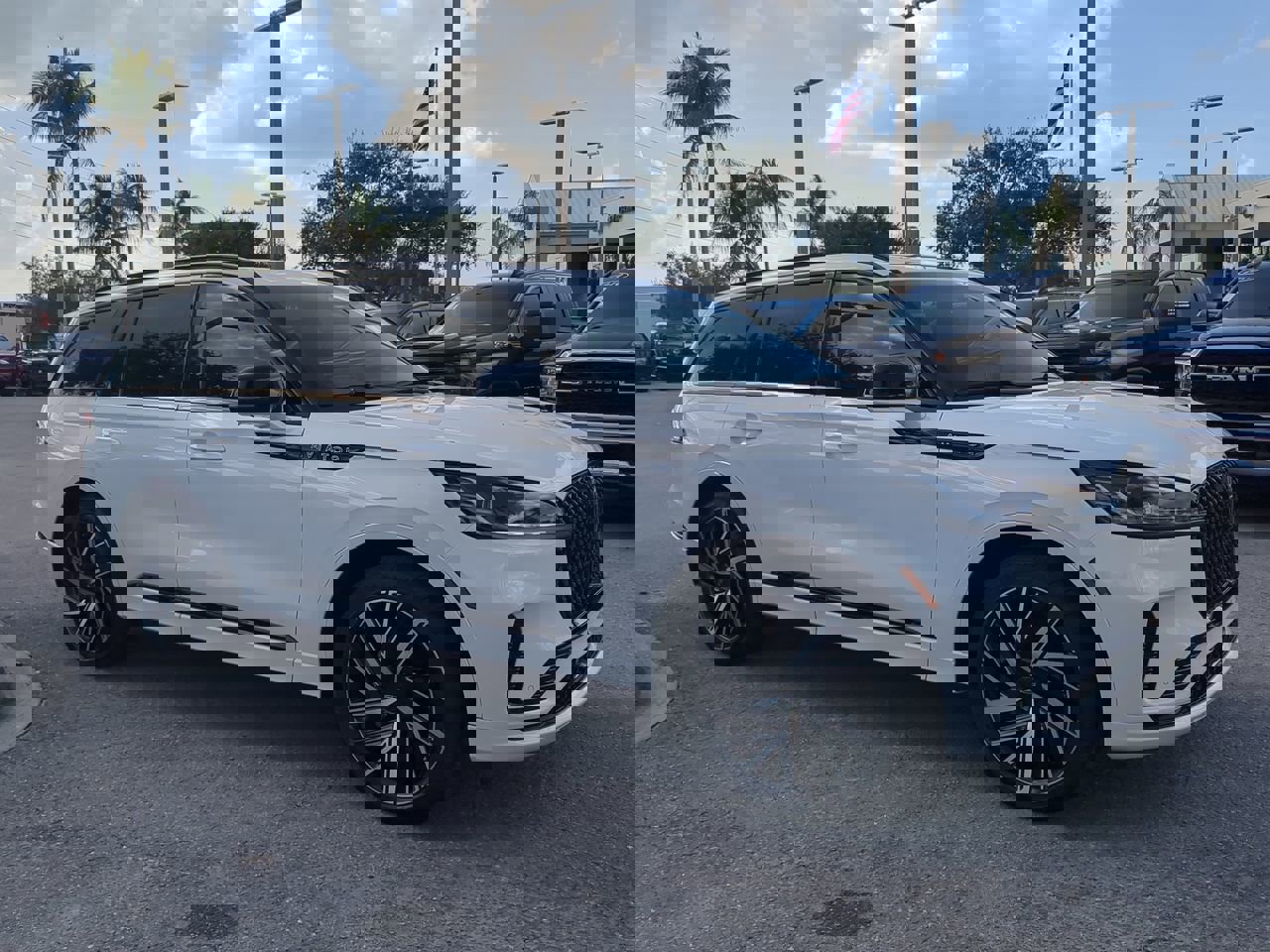 Used 2025 Lincoln Aviator Black Label w/ Jet Appearance Package image 2