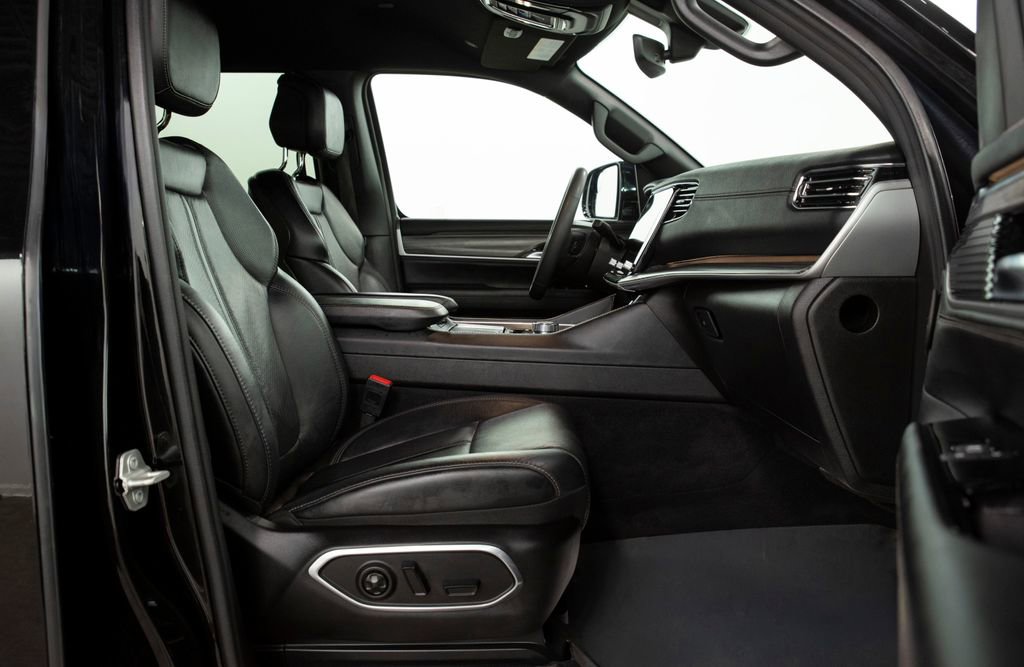 Used 2024 Jeep Wagoneer Series III AWD/4WD image 24