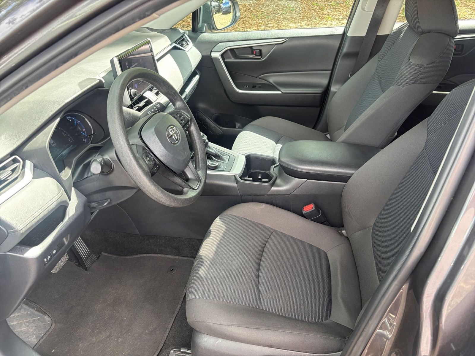 Used 2024 Toyota RAV4 LE AWD/4WD image 28