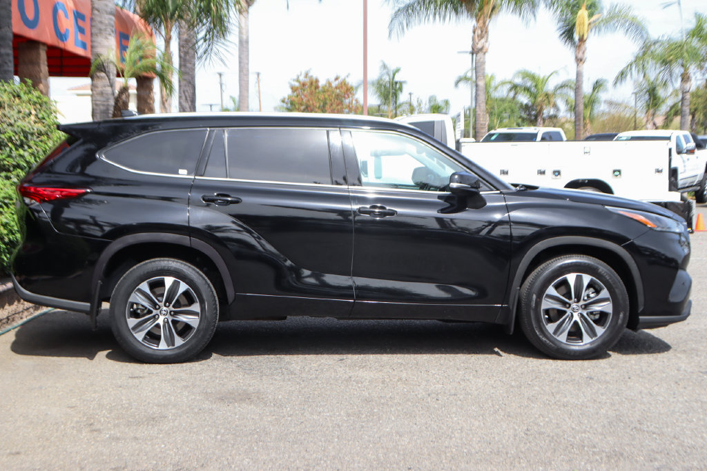 Used 2021 Toyota Highlander XLE AWD/4WD image 12