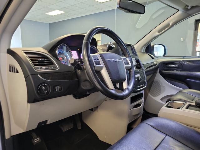 Used 2016 Chrysler Town & Country Touring FWD image 7