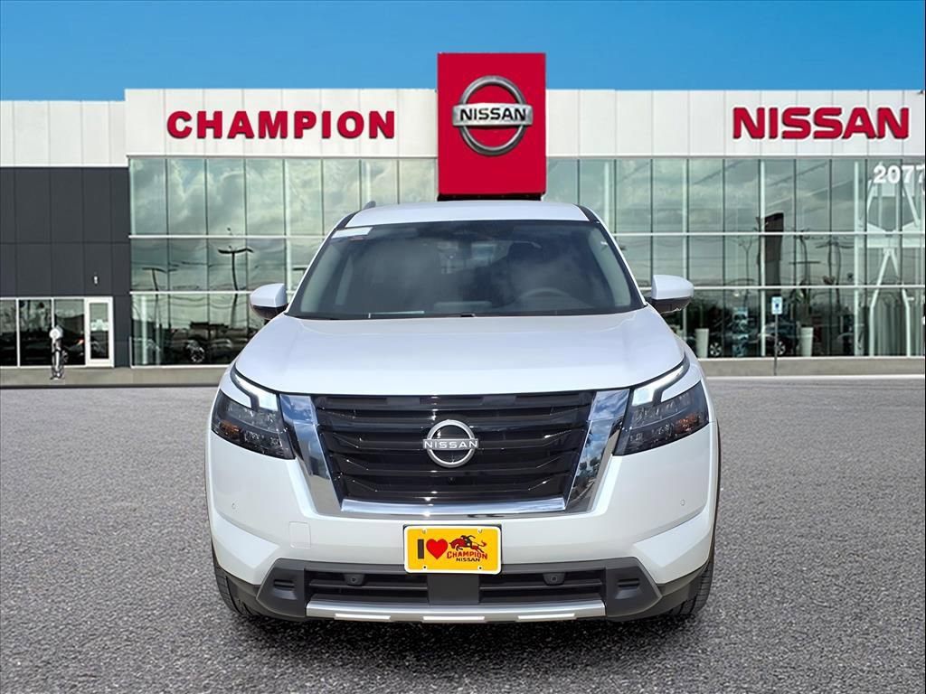 New 2025 Nissan Pathfinder SL image 2