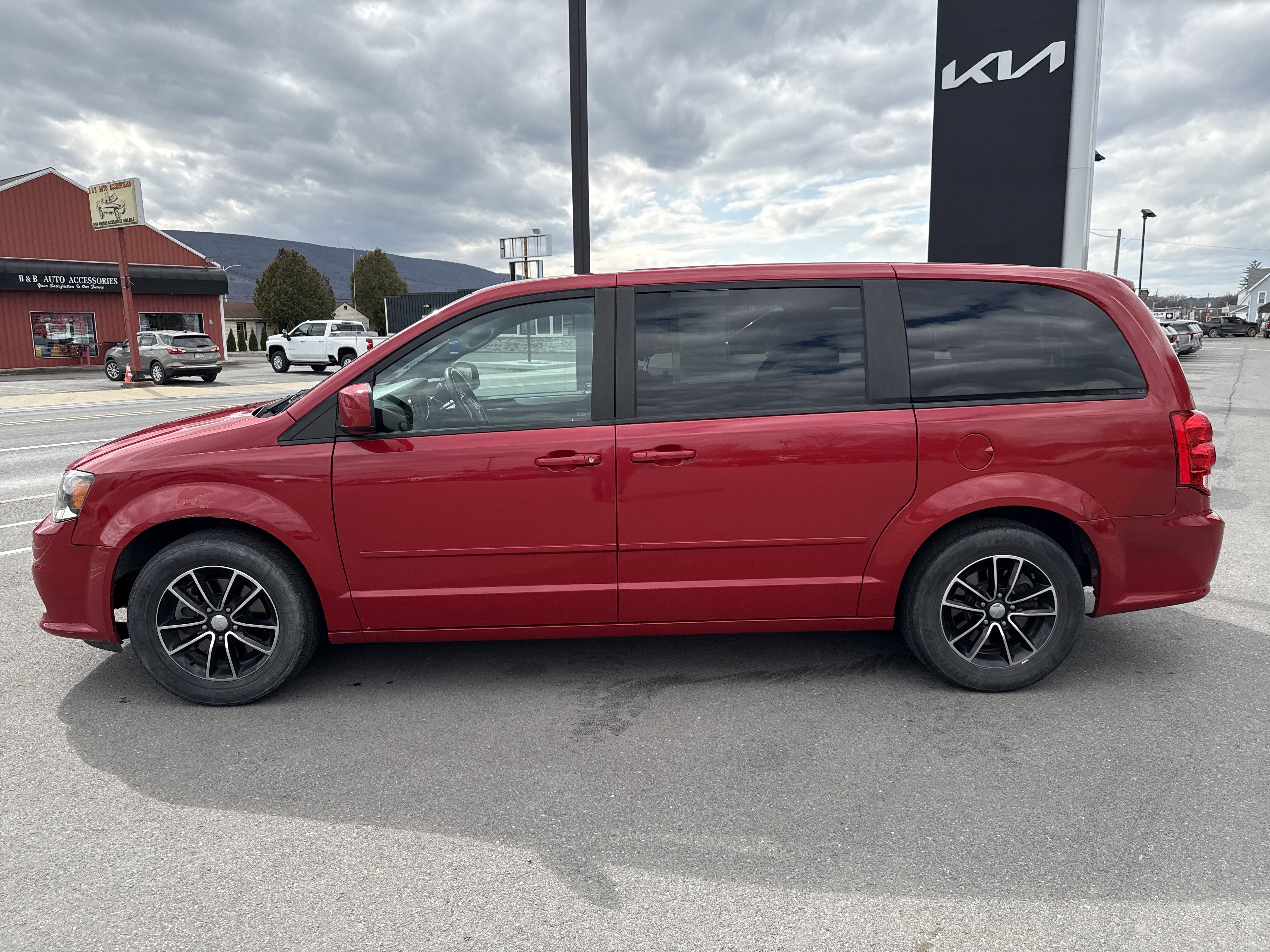 Used 2015 Dodge Grand Caravan R/T image 7